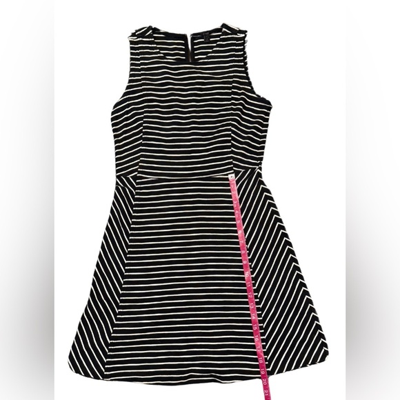 J. Crew Striped Fit and Flare Paneled Knit Dress in Black and White Size 6 - Picture 5 of 6